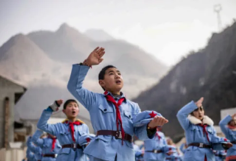 Crianças cantam o hino nacional na escola Beichuan, província de Sichuan, 2015