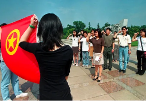 Membros da Liga da Juventude Comunista da China em cerimônia, 1999